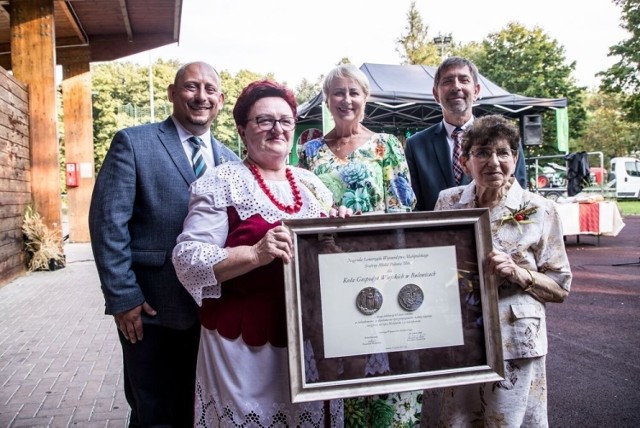 Koło Gospodyń Wiejskich z Bulowic z okazji 65-lecia otrzymało odznaczenie Polonia Minor od zarządu województwa
