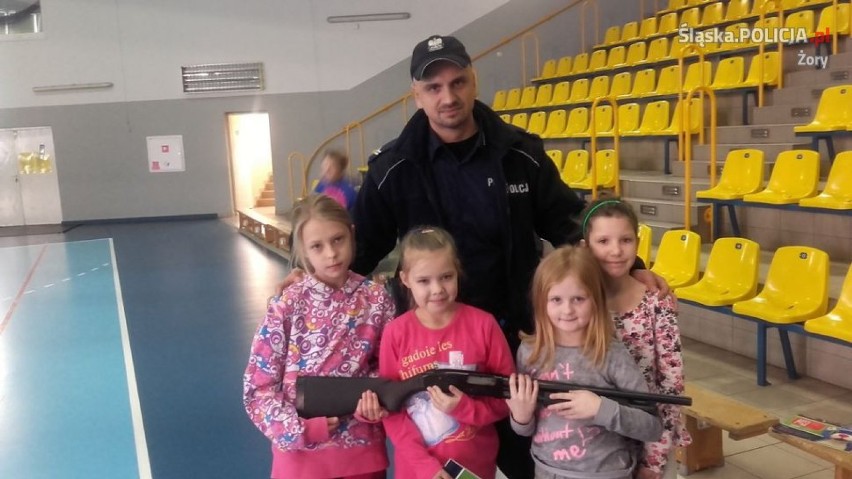 Policjanci rozdali kalendarze dzieciom na półkoloniach w Żorach