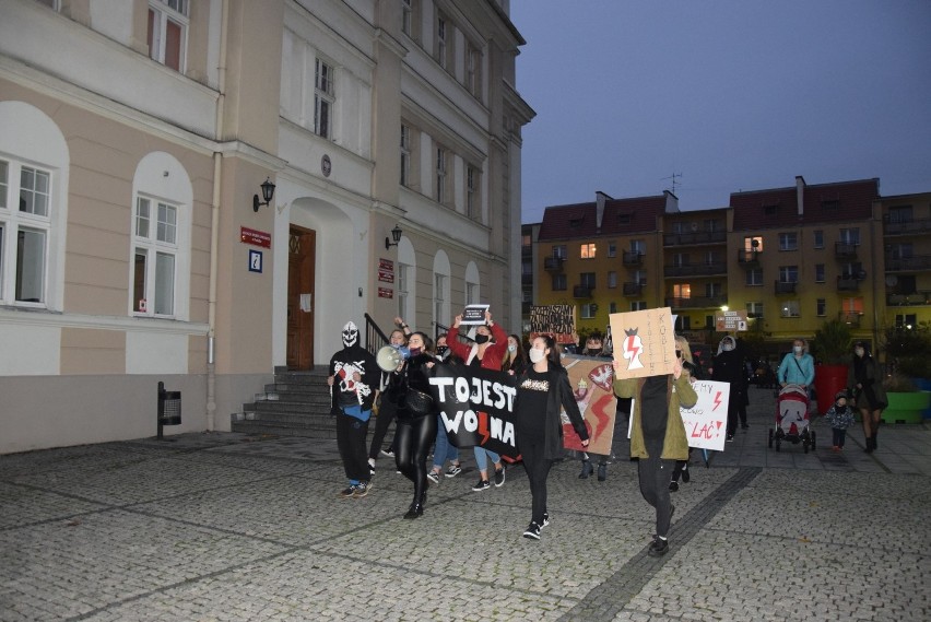 Strajk Kobiet w Prudniku. Czarne wiązanki pod biurami poseł Czochary i senatora Czerwińskiego