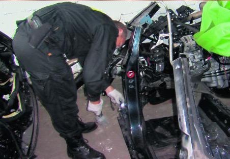Policjanci sprawdzali, czy odnalezione części pochodzą z kradzionych samochodów