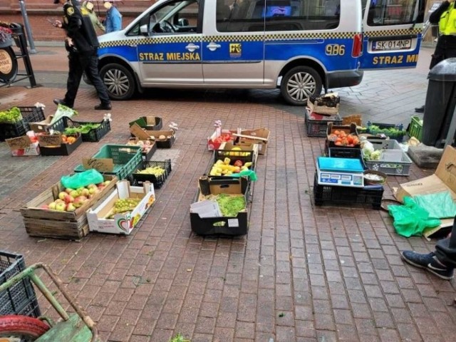 Towary przechowywane są w bagażnikach aut, zaparkowanych gdzieś w okolicy i potem sprzedawane w upale, kurzu czy na mrozie. Nie sprzedany towar wraca później do tych miejsc i następnego dnia ponownie jest oferowany do sprzedaży. Zobacz kolejne zdjęcia. Przesuwaj zdjęcia w prawo - naciśnij strzałkę lub przycisk NASTĘPNE