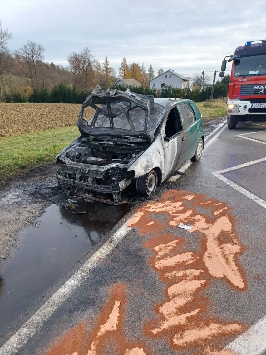Biecz. Pożar samochodu osobowego. Komora silnika samochodu spłonęła doszczętnie. Na miejscu pracowała jednostka OSP Biecz