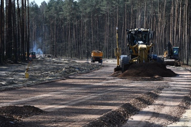 Mimo zagrożenia koronawirusem, trwają prace przy budowie obwodnicy Włoszczowy. Wjazd od Kielc.

Na kolejnych slajdach zobaczcie jak wygląda Włoszczowa w czasie epidemii >>>>>>>>>>>>>>>