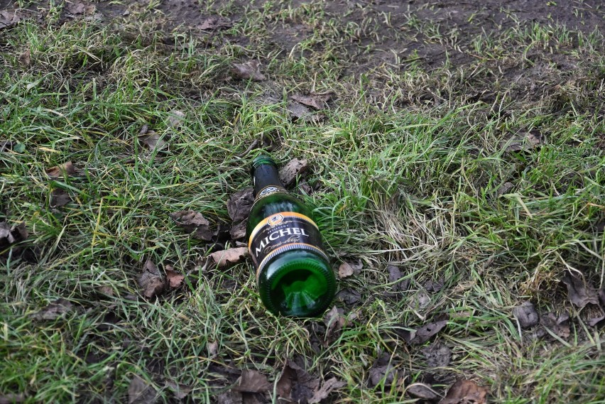 Potłuczone butelki i śmieci na ulicach, czyli krajobraz po sylwestrze w Grodzisku