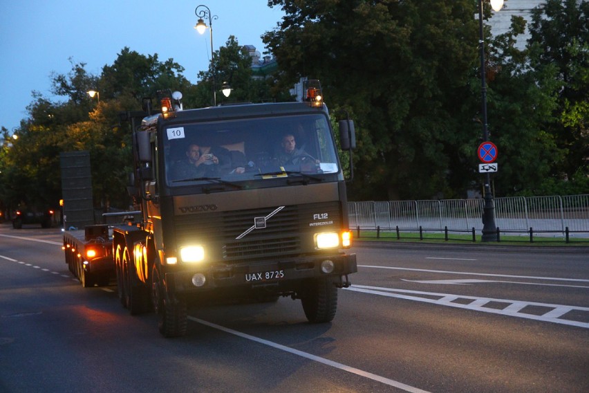 Nocna defilada wojska. Czołgi i żołnierze na ulicach....