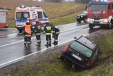 Wypadek w Wołczy Małej. Auto wjechało do rowu (WIDEO, FOTO)