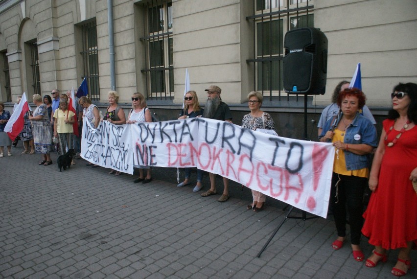 Pikieta przed sądem w Kaliszu pod hasłem „Wykonać wyrok NSA!”. ZDJĘCIA