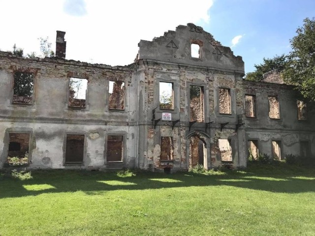 Ruiny pałacu we Włodowicach są już własnością gminy. W przeciągu najbliższych 7 lat, to miejsce czeka wiele zmian.