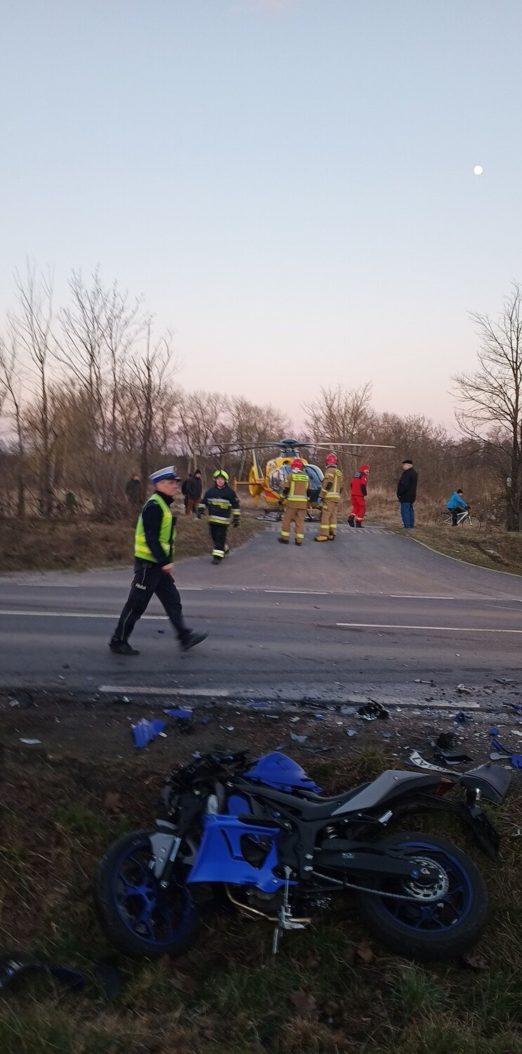 Wypadek na drodze pod Stargardem. Rannego motocyklistę zabrał śmigłowiec ratunkowy