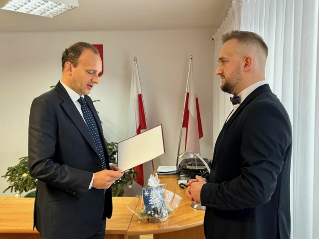 Marek Gajowy (po lewej) odbiera z rąk II wicewojewody małopolskiego Ryszarda Śmiałka list od premiera