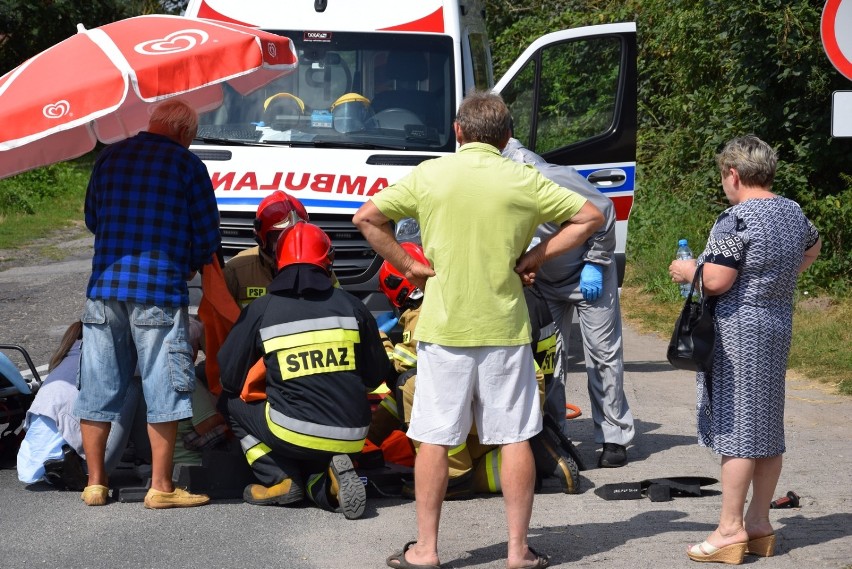 Wypadek pod Skierniewicami . Strażacy musieli wycinać rower z...kobiety. [ZDJĘCIA]