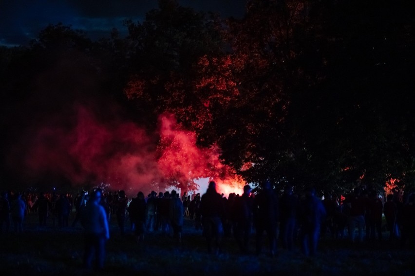 Wisła Kraków. Kibice „Białej Gwiazdy” odpalili race na Błoniach [ZDJĘCIA]