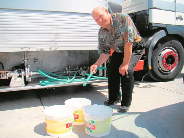 Tadeusz Filip z Tropia po czystą wodę musi jechać trzy kilometry. Zanim spółka wodociągowa postawiła beczkowóz, nie ryzykował picia tej z kranu, skażonej bakterią coli. Wodę wolał kupić w sklepie