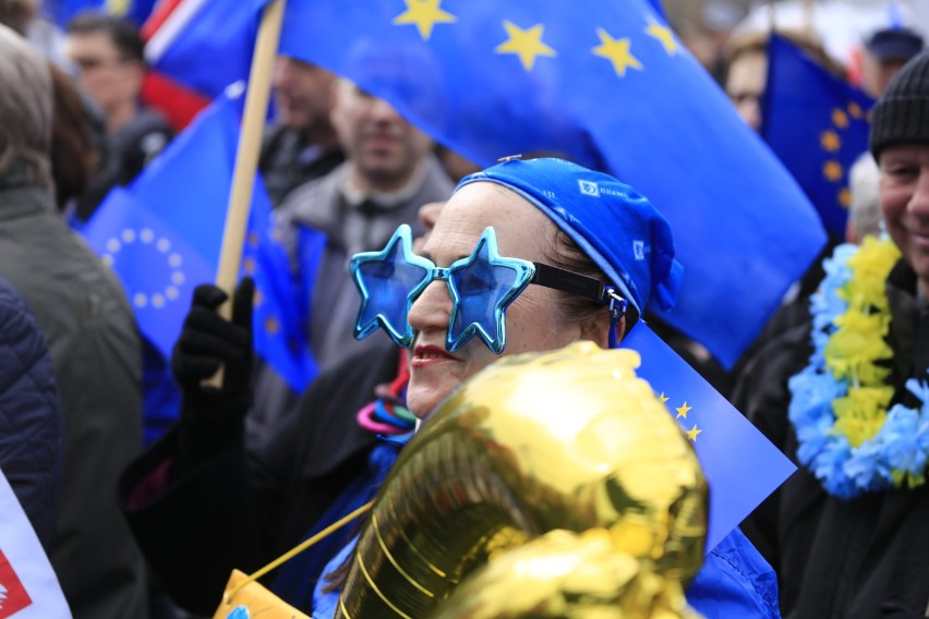 Marsz "Kocham Cię, Europo". Manifestacja poparcia dla Unii...
