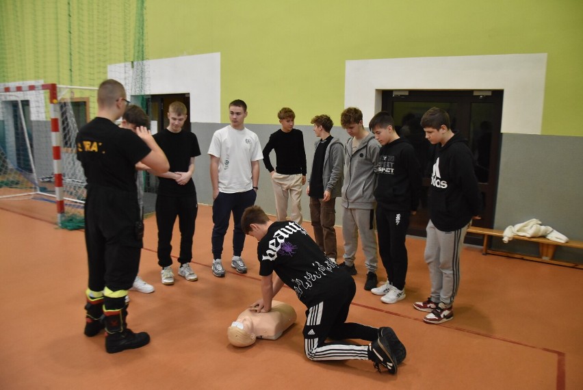 Strażacy zaczęli szkolenia w szkole w Starych Bogaczowicach