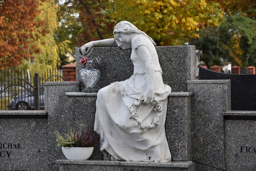 Cmentarz w Chodzieży w jesiennych kolorach (ZDJĘCIA)