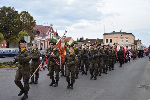 Tłumy nowotomyślan przeszło ulicami miasta trzymając w ręku 100 metrową flagę Polski!