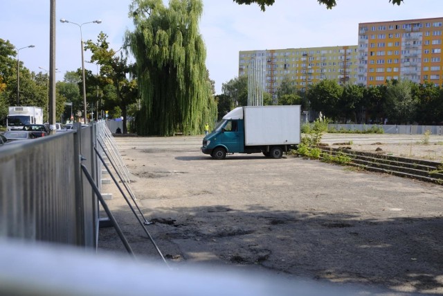 Równolegle z rozpoczęciem budowy nowej siedziby Sądu Rejonowego na placu Zwycięstwa w Toruniu, startuje budowa ogólnodostępnych, bezpłatnych parkingów w bliskim sąsiedztwie obiektu. 

W tym rejonie Torunia - jak w wielu innych zresztą - deficyt miejsc parkingowych jest wielki. Po oddaniu do użytku nowej siedziby sądu może być tylko gorzej. Na szczęście są plany budowy parkingów w jej pobliżu.

Zobacz także: Tragiczny wypadek na ul. Wschodniej w Toruniu. Auto w płomieniach. Nie żyje jedna osoba [ZDJĘCIA, WIDEO]

Miejski Zarząd Dróg podpisał wczoraj wartą 1,6 mln zł umowę z firmą Transbruk na budowę do lipca 2019 roku 158 miejsc postojowych przy ul. Gregorkiewicza. W ramach zadania zostanie też przebudowane skrzyżowanie na ul. Gregorkiewicza. Powstanie droga dojazdowa zakończona placem do zawracania.