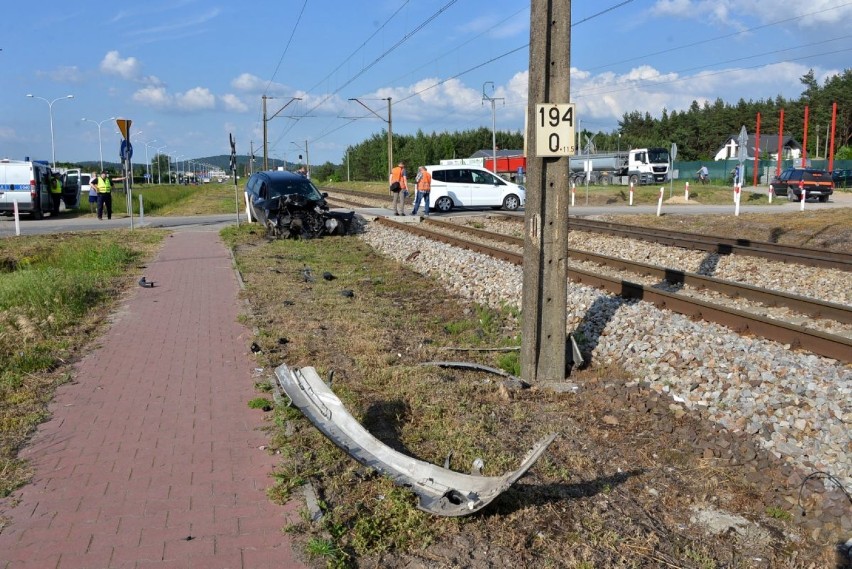 Zderzenie osobówki z pociągiem w Kielcach. Samochód zgasł na przejeździe