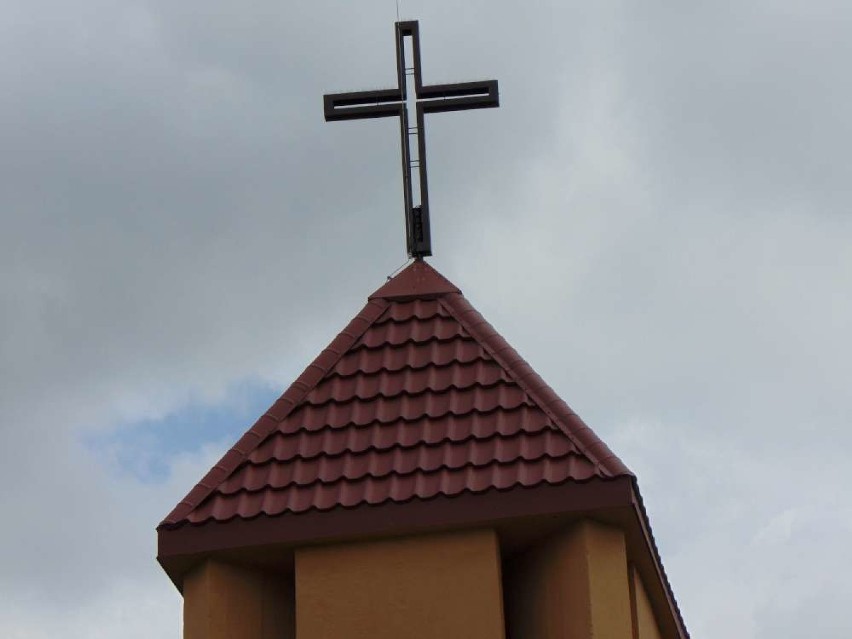 Nowy krzyż na dzwonnicy w parafii MB Pocieszenia w Wyszynach.