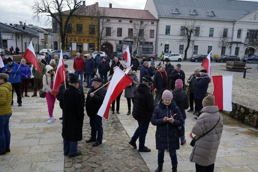 Protest Wolnych Polaków w Olkuszu. Zwolennicy PiS...
