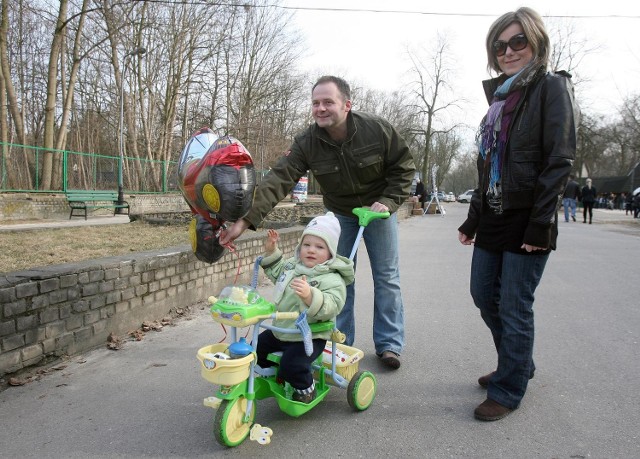 Ewa i Mariusz Popławscy wyszli wczoraj z synkiem Kubą na  spacer po parku na Zdrowiu.