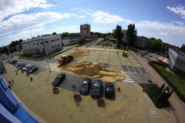 Pod puławskim Urzędem Miasta powstaje boisko plażowe