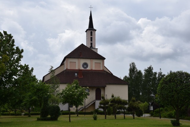 Od pięciu lat w końcówce czerwca dowiadujemy się, do jakich zmian dojdzie w wakacje w parafiach diecezji zielonogórsko-gorzowskiej. Tak też jest w tym roku. W środę 23 czerwca bp Tadeusz Lityński, ordynariusz zielonogórsko-gorzowski wręczył dekrety księżom, którzy w wakacje zmienią dotychczasową placówkę duszpasterską. W ślad za tym kuria opublikowała właśnie listę zmian personalnych. Do zmian dotyczących proboszczów i administratorów parafii w większości przypadków dojdzie 2 sierpnia, natomiast wikariusze zmienią parafie 25 sierpnia. Jak przedstawiają się zmiany w 2021 roku?

Czytaj również:
Tak wyglądał Gorzów, gdy w 1958 sakrę biskupią przyjmował bp Wilhelm Pluta