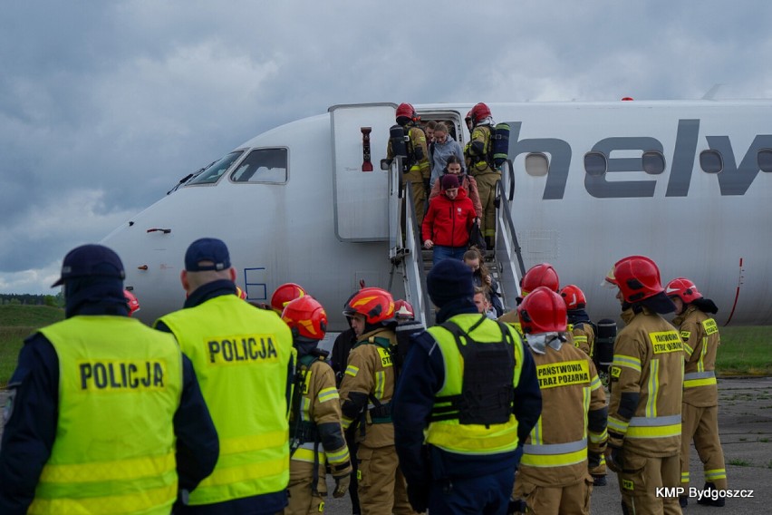 Akcja na lotnisku w Bydgoszczy. Tak służby przygotowywały się do wypadku samolotu i awaryjnego lądowania