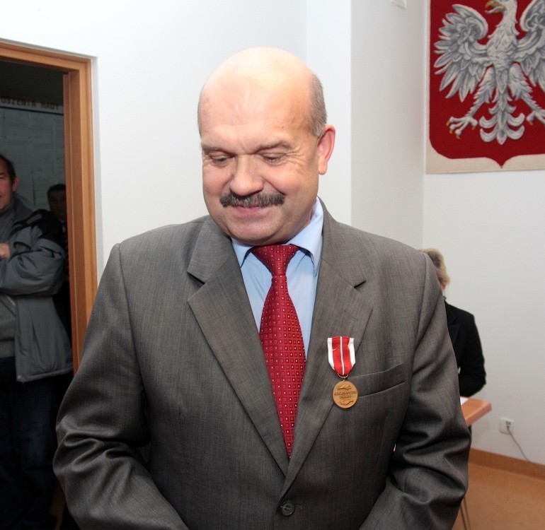 Henryk Kaleta, prezes LZS Kowalewice z medalem Komisji...