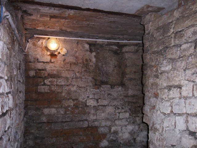 Fragment najstarszego muru obronnego w piwnicy kamienicy przy ul. Murowej 24. Stan w 2009 r. Fot. M.Szajerka. Widoczne zasypane okno, to przypuszczalnie efekt niwelacji terenu Grudziądza na przełomie XVIII/XIX w.