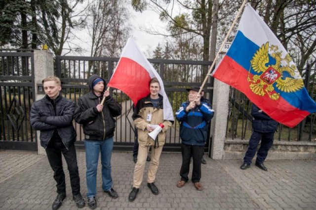 Pikieta poparcia dla Rosji przed konsulatem w Poznaniu - zdjęcia