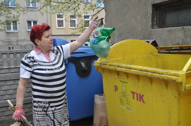 Teresa Kozłowska skrupulatnie segreguje śmieci