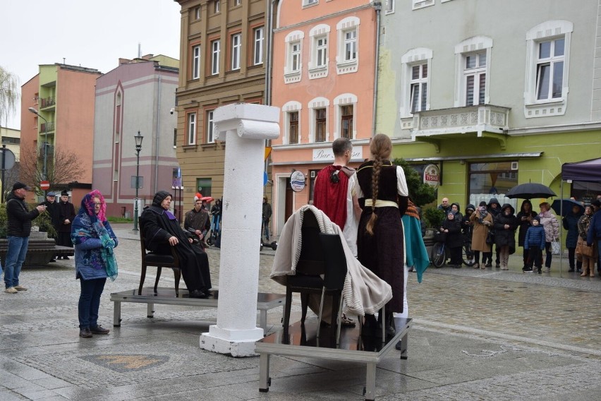 Inscenizacja Pasji w żarskim Rynku w Wieli Piątek