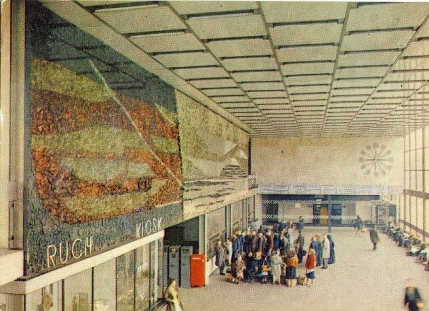 Główny hol dworca w Oświęcimiu w latach 70. ub. wieku