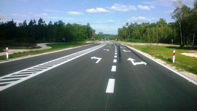 Pierwszy etap drogi wojewódzkiej nr 768 z Brzeska do Bucza zaprojektowała i wybudowała Skanska. Prace pochłonęły blisko 33 mln zł brutto, oddanie nastąpiło w 2015 roku