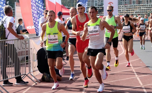 Mistrzostwa Polski w Półmaratonie w Grudziądzu.  Na starcie stanęło około 450 biegaczy
