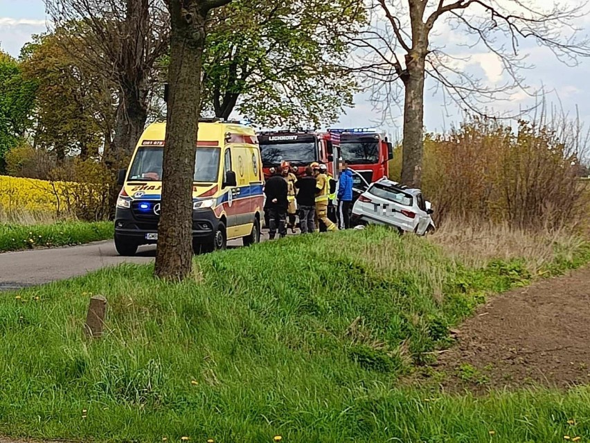 Wypadek w gminie Lichnowy. Samochód uderzył w drzewo