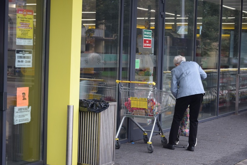 Od dziś obowiązują godziny dla seniorów. Jak wpływają na...