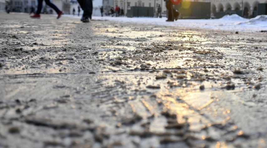 Ostrzeżenie dla woj. lubelskiego. Temperatura spada, na drogach i chodnikach będzie bardzo ślisko (WIDEO)