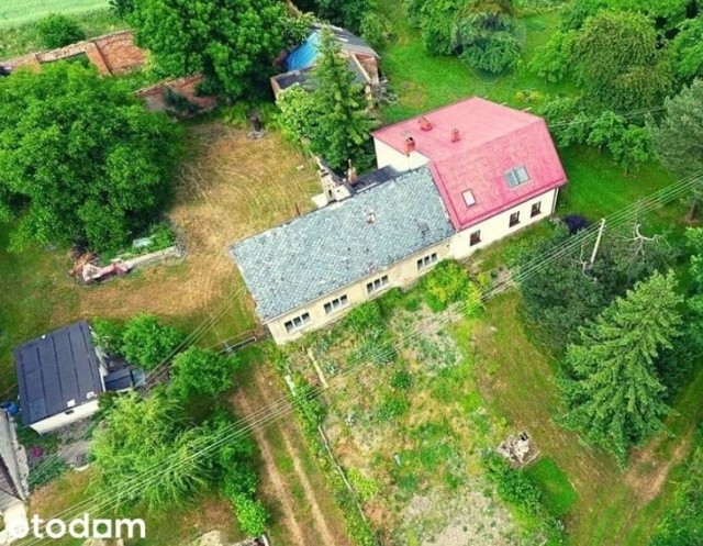 Dom w Chomiąży

Dom o powierzchni 124 m2, dwukondygnacyjny, w stanie do remontu (druga część bliźniaka jest wyremontowana), położony na płaskiej działce o powierzchni 879 m2. Parter domu zawiera ganek, 3 pokoje, kuchnię z piecem kaflowym i łazienkę. Poddasze do adaptacji.