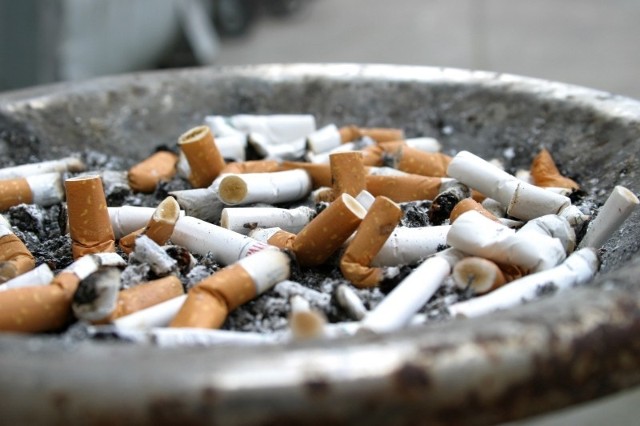Amatorzy palenia papierosów również będą musieli głębiej sięgnąć do kieszeni, chociaż oni są do tego przyzwyczajeni. W 2013 roku papierosy zdrożeją średnio o 0,60 zł.