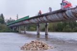 Coraz mniej mostu na Dunajcu w Ostrowie. Rozbiórki nie wstrzymały wezbrane wody rzeki [ZDJĘCIA] 