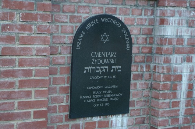 Przy ul. Stróżowskiej mieści się jedyny w Gorlicach cmentarz żydowski. Pierwsze pochówki dokonywane były tutaj już w XVII wieku. Przy bramie wejściowej na dole kirkuta był dom pogrzebowy. Dzisiaj nie ma tu już po nim śladu