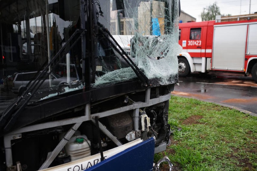 Kraków. Wypadek na Alejach Trzech Wieszczów. Bus wjechał w tramwaj [ZDJĘCIA, WIDEO]