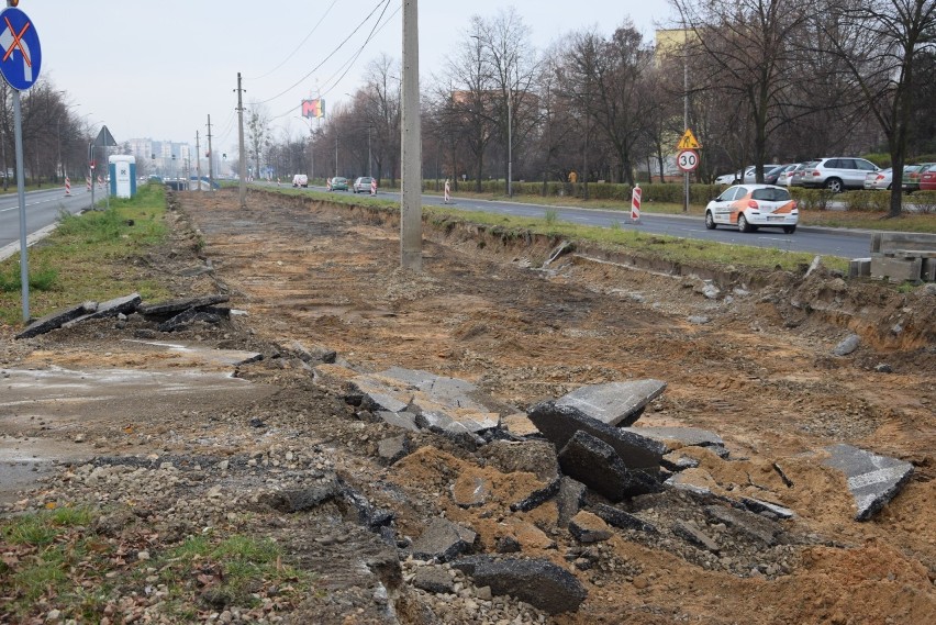 Częstochowa: Rozpoczęła się przebudowa linii tramwajowej na Północy. Na razie zrywane są stare szyny [ZDJĘCIA]