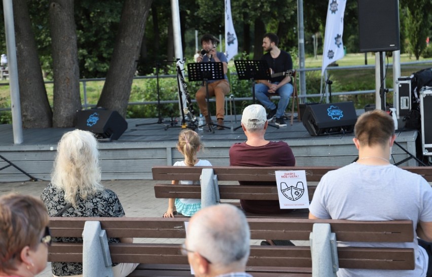 W parku w Redzie zabrzmiał jazz. Przed publicznością wystąpił JK Duo