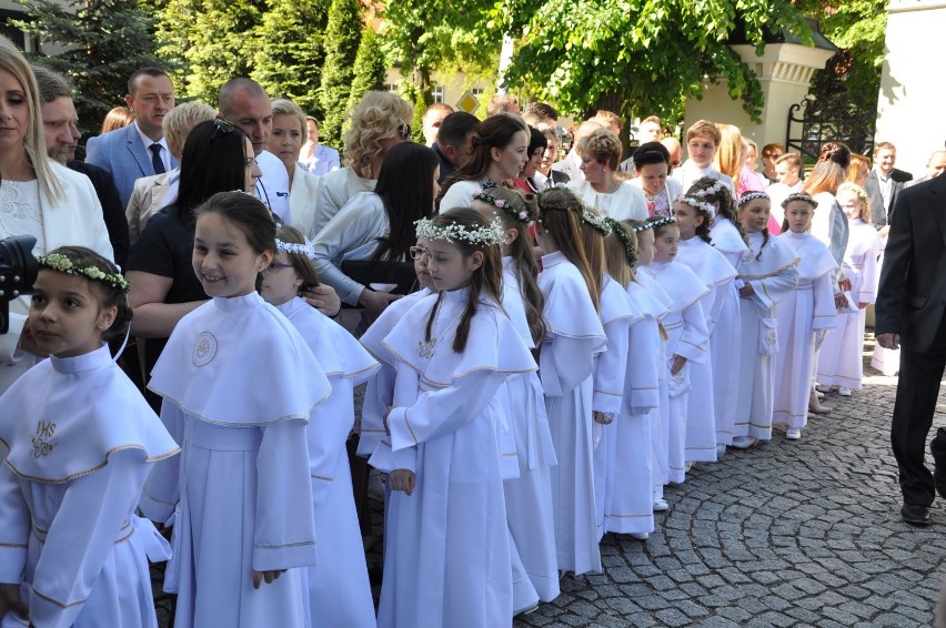 Pleszew.W kościele Najświętszego Zbawiciela rozpoczęły się dziś komunijne uroczystości [ZDJĘCIA]