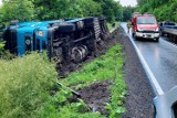 Gmina Ryjewo. Wypadek na DK nr 55 w Mątkach. Ciężarówka przewróciła się na pobocze drogi. Możliwe utrudnienia na tasie Kwidzyn - Sztum