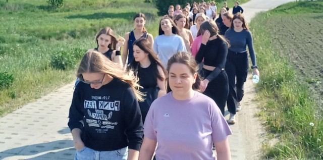 W Zespole Szkół Ponadgimnazjalnych w Sierakowicach młodzież i nauczyciele biorą udział w projekcie "Mój pierwszy maraton". W tym roku odbyła się jego trzecia edycja.